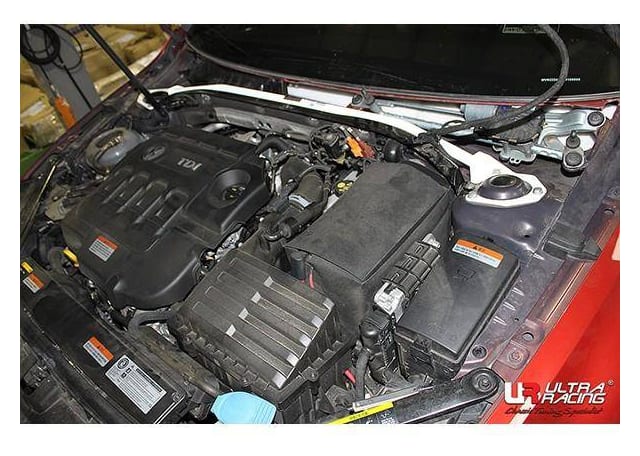 Rozpórka VW Golf 7 2.0GTI/TDI UltraRacing 2P przednia górna Strutbar